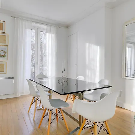 Lumineux Place Du Commerce Parigi